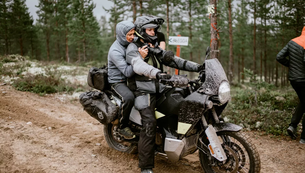 12_Husqvarna Motorcycles Norden 901 Campaign_Over shoulder_Photo BTS_Landscape