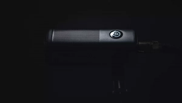 Elgato_Wave_DX_microphone_side_view_teaser