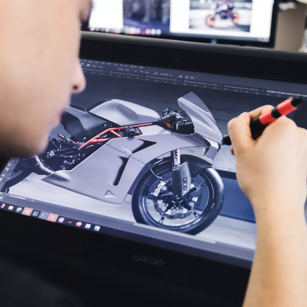 Gil Deltreul Gervais sketching the KTM RC 8c in square crop