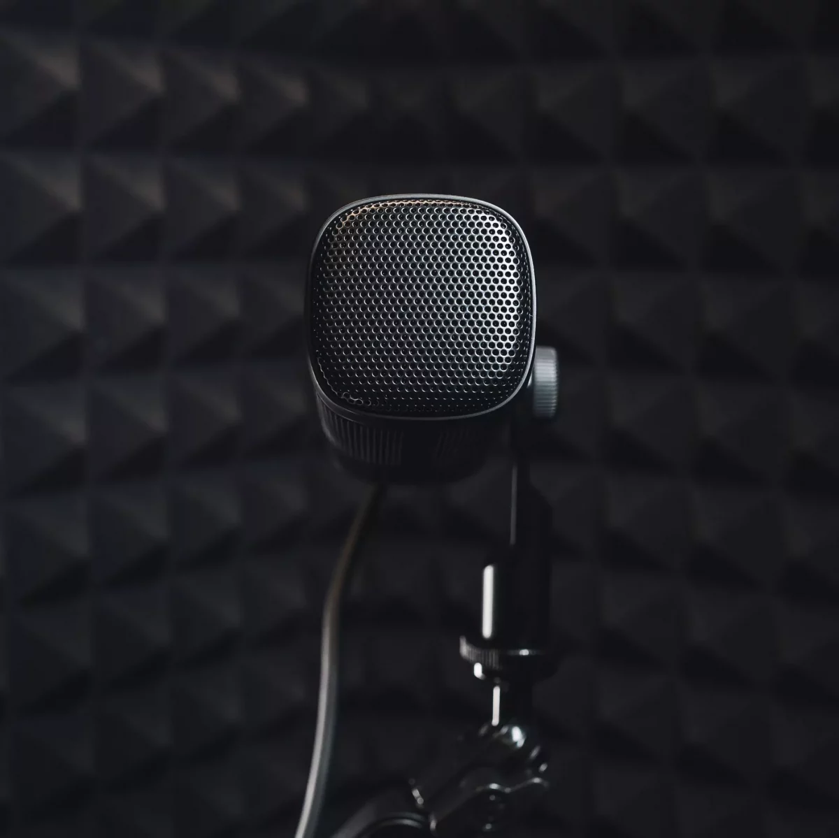 4_Elgato_Wave_DX_microphone_front_view_in_sound_booth_studio_Square