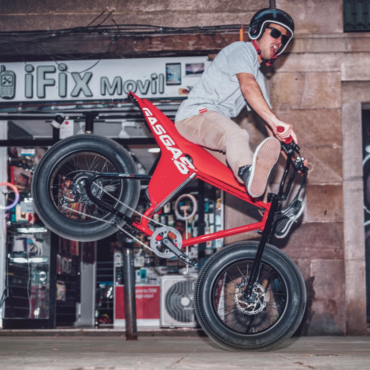 6_GASGAS_Moto_Urban_Cruiser_wheelie_trick_Square