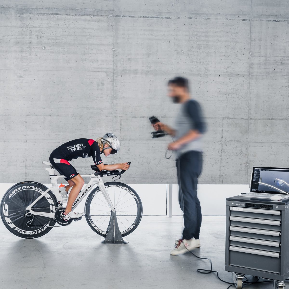 KISKA modeller uses handheld 3D scanner to scan Airstreeem bicycle and rider for improved aerodynamics and ergonomics