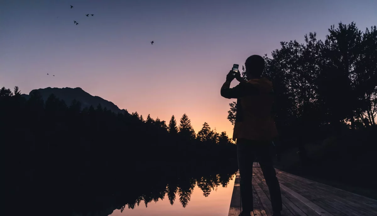 Matteo Cerutti, the KISKA product management consultant after work taking photo of Austrian alpine lake at Waldbad