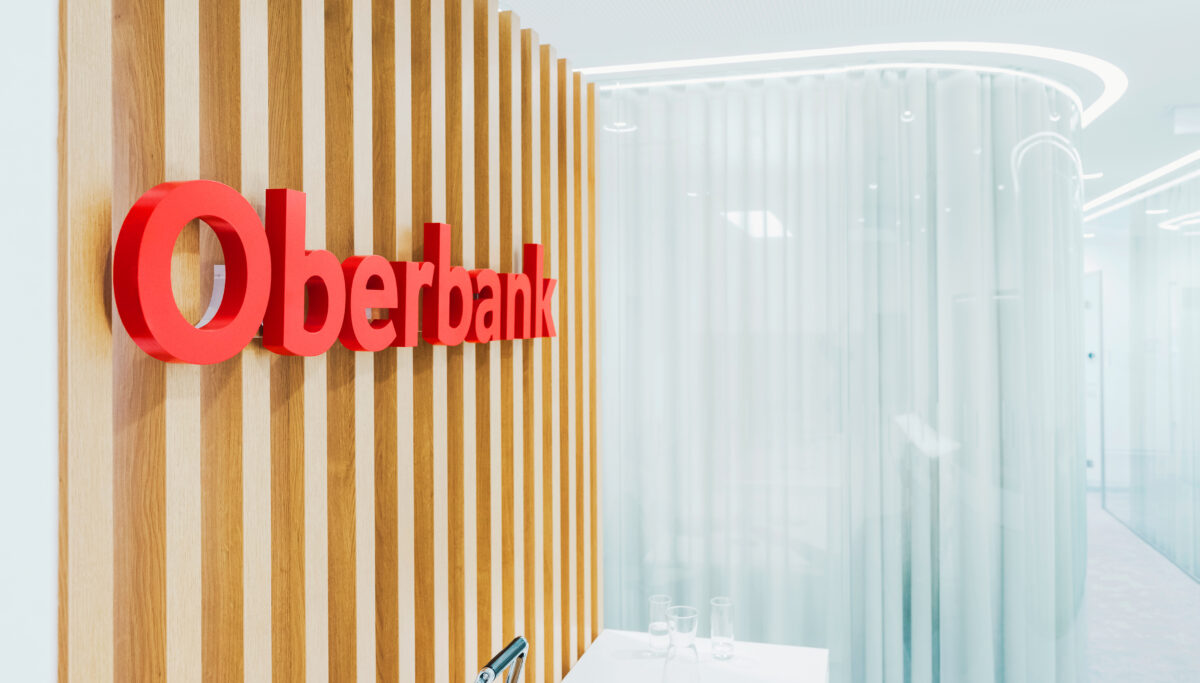 OG_Header_Oberbank_Logo on wall_Landscape
